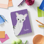 Capa Para iPad Pro Llama Roxo Personalizado<br><div class="desc">Com uma cor de fundo roxa e um lama curioso,  curioso,  personalize este tablet com um nome para aquele amante de lama.</div>