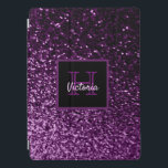 Capa Para iPad Pro Monograma de brilho brilhante brilhante, de cintur<br><div class="desc">Gradiente profundo de cintilação roxa. Para o brilho e o luxo do dia a dia. Para garotas adolescentes e mulheres. Um quadro preto e roxo com espaço para seu nome e letra monográfica. O nome é escrito em rosas claro com um moderno estilo escrito à mão. A letra do monograma...</div>