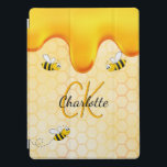 Capa Para iPad Pro Monograma de mel de abelhas do desfiladeiro<br><div class="desc">Fundo amarelo,  branco com um padrão de colmeia de abelhas e abelhas sorrindo felizes. Decorado com mel doce e ouro pingando. Personalize e adicione o seu nome e as iniciais do monograma,  ouro e letras pretas. O nome é escrito com um script de estilo manuscrito.</div>