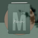 Capa Para iPad Pro Monograma mínimo moderno com imagem verde<br><div class="desc">Um monograma moderno e mínimo de tipografia sage verde e branco elegante e simples design de capa de ipad personalizado único e único.</div>