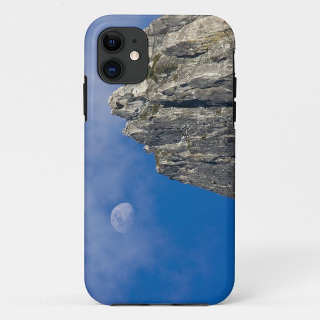 Capa Para iPhone 11 A lua sobe e brilha através das nuvens (Verso)