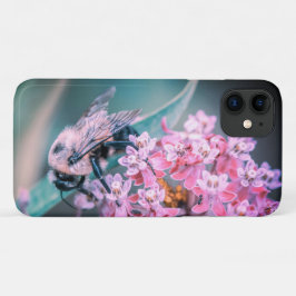 Capa Para iPhone 11 Abelha em uma Flor Rosa