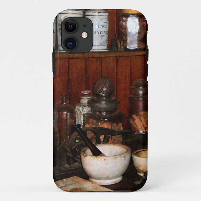 Capa Para iPhone 11 Almofariz e pilões na farmácia (Verso)