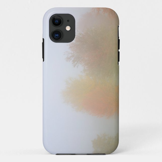 Capa Para iPhone 11 Árvores da queda encobertas na névoa (Verso)