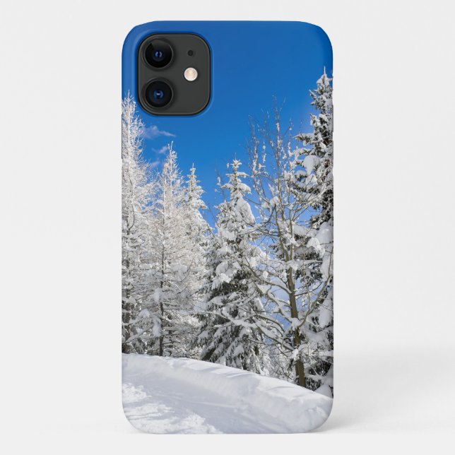 Capa Para iPhone 11 Árvores de neve sob um céu azul claro (Verso)