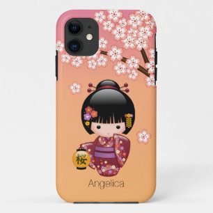 Capa Para iPhone 11 Boneca Sakura Kokeshi - Garota Geisha no Pêssego
