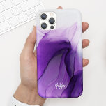 Capa Para iPhone 11 Bonito Tinta de Aquarela Roxa Roxa com Nome<br><div class="desc">Esta capa de telefone divertida apresenta um bonito fundo de aquarela roxa com o seu nome no moderno roteiro de caligrafia. É o caso perfeito para quem quer uma design moderna, mas bonito, que se destaque. Adicione seu nome para personalizar este design. Também faz um maravilhoso presente de aniversário ou...</div>