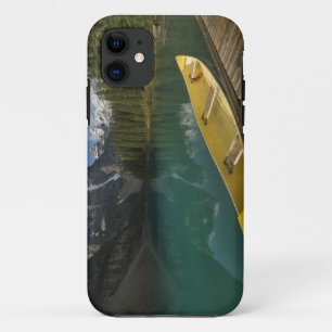 Capa Para iPhone 11 Canoa estacionada em um cais ao longo do Lago Mora