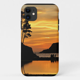 Capa Para iPhone 11 Casal e Cão Orange Beach Sunset California Coast