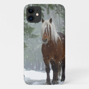 Capa Para iPhone 11 Cavalo marrom em uma floresta de inverno com neve