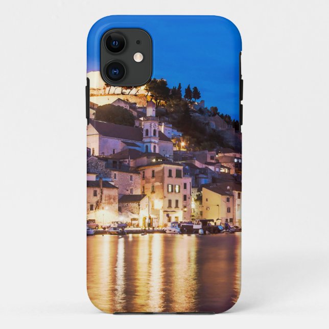 Capa Para iPhone 11 Cidade croata de Sibenik à noite. (Verso)