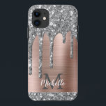 Capa Para iPhone 11 Cinza Silver Monograma Glitter Gota Lata-Rosa<br><div class="desc">A cinza cintilante prateada moderna goteja nome e capas de iphone monograma. Este design apresenta cinza prateada (cinza) brilho brilhante gotejando sobre fundo de metal piscado cor-de-rosa com modelo de texto personalizado monograma inicial e nome próprio personalizado. Presente feminino perfeito. Se precisar de ajuda ou itens correspondentes, entre em contato...</div>