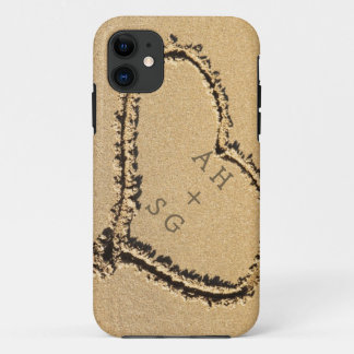 Capa Para iPhone 11 Coração romântico nas iniciais da areia |
