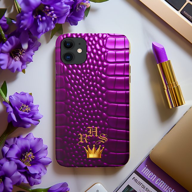 Capa Para iPhone 11 Crocodilo de Faux Purple, Vermelhos, Monogramas Ve (Chic Monogrammed Faux Crocodile Vivid Purple Crown Emblem iPhone Case )