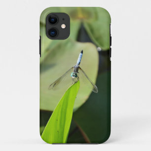 Capa Para iPhone 11 Dragonfly azul em uma folha verde.
