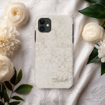 Capa Para iPhone 11 Elegante Ivory e Beige Vintage Damask Design<br><div class="desc">Este elegante design de marfim e damasco de vinho bege apresenta um padrão delicado e antigo com um toque angustiado e grunhido. A sutil mistura de cores e detalhes complexos evoca uma sensação de sofisticação do eterno, fazer-a perfeita para aqueles que buscam um elemento design clássico, mas único. Ideal para...</div>