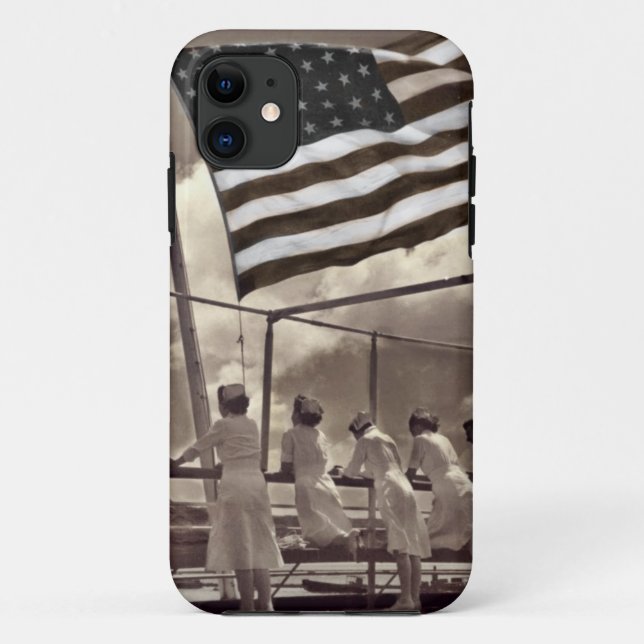 Capa Para iPhone 11 Enfermeiras olhando para uma ilha em 1945 (Verso)