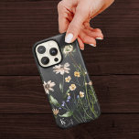 Capa Para iPhone 11 Florais Botânicos Vintage Watercolor   Monograma<br><div class="desc">Esta adorável capa de telefone apresenta um fundo preto angustiado,  um belo buquê botânico de aquarela com o seu monograma em tipografia elegante. Adicione suas iniciais para personalizar este design. Também faz um maravilhoso presente de aniversário ou feriado!</div>