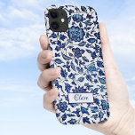 Capa Para iPhone 11 Floral Branco e Azul-Chic Exótico Personalizado<br><div class="desc">elegância clássica exótica de flores e videiras de inspiração chinesa,  azuis e brancas,  em fundo branco,  com etiqueta de vazio personalizável para seu nome ou monograma.</div>