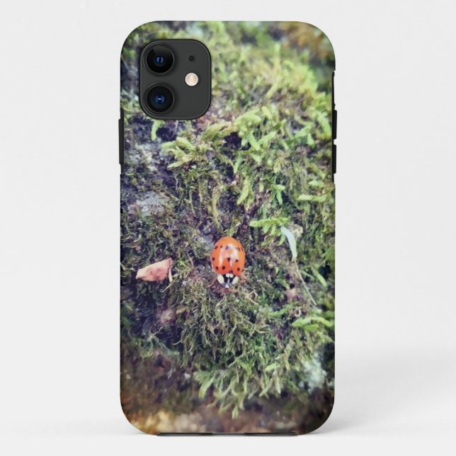 Capa Para iPhone 11 Fotografia de joaninha no musgo (Verso)