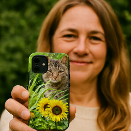 Capa Para iPhone 11 Gato sentado no jardim com girassóis