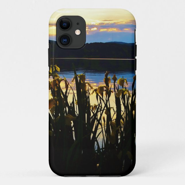 Capa Para iPhone 11 Íris Amarelo no lago da margem (Verso)