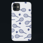 Capa Para iPhone 11 Leitor de Tênis de Padrão de Raquetas Retroativas<br><div class="desc">Padrão Clássico Elegante Mínimo De Tênis Azul De Marinho Para Ele | Tênis de Pastel de Verão. Presente para o tênis player, marinho racquet tênis num fundo branco. Presente personalizado para um tênis. Trendy tênis jogadores em casa. Presentes modernos de jogador de tênis. Legal presente moderno para o seu treinador...</div>