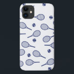 Capa Para iPhone 11 Leitor de Tênis de Padrão de Raquetas Retroativas<br><div class="desc">Padrão Clássico Elegante Mínimo De Tênis Azul De Marinho Para Ele | Tênis de Pastel de Verão. Presente para o tênis player, marinho racquet tênis num fundo branco. Presente personalizado para um tênis. Trendy tênis jogadores em casa. Presentes modernos de jogador de tênis. Legal presente moderno para o seu treinador...</div>