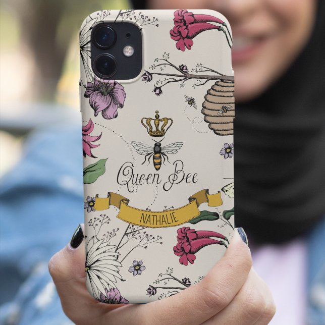 Capa Para iPhone 11 Marinha Elegante, Rainha Negra e Dourada, Abelha e (Chic Hand-Drawn Royal Queen Bee & Flowers Illustration in Ivory.
Personalized Name in Gold Scroll.)