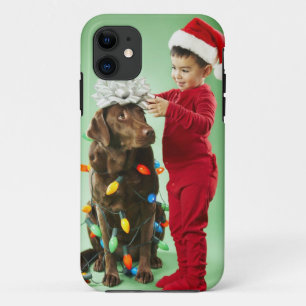 Capa Para iPhone 11 Menino novo que envolve luzes de Natal em torno de