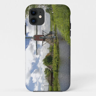 Capa Para iPhone 11 Moinho de vento ao longo de um canal a leste de Le