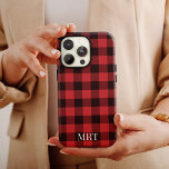 Capa Para iPhone 11 Monograma de Natal da Xadrez de Buffalo Negro Verm<br><div class="desc">Esta design de capa de telefone clássica apresenta um padrão clássico de xadrez de búfalos vermelho e preto com tipografia elegante para o monograma. Esta capa de telefone faz uma declaração festiva de feriado enquanto protege o seu aparelho. Também faz um maravilhoso vagabundo para os feriados!</div>