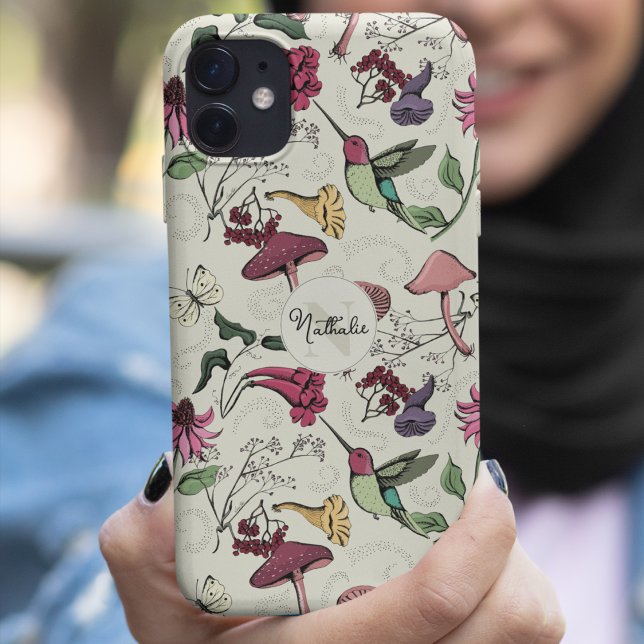 Capa Para iPhone 11 Monograma do Jardim Amarelo Amarelo Chic (Chic Pale Yellow Custom Monogram & Name Hand-Drawn Hummingbird, Flowers & Mushrooms Illustration)