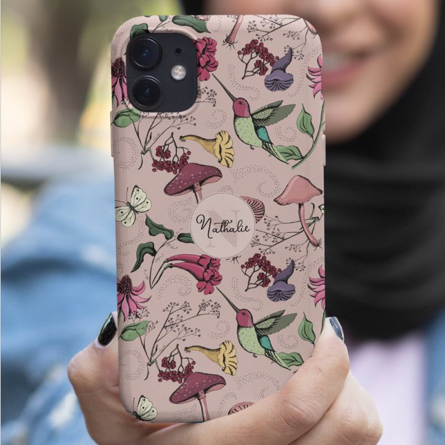 Capa Para iPhone 11 Monograma do Jardim do Hummingbird Rosa-Blush Chic (Chic Blush Pink Custom Monogram & Name Hand-Drawn Hummingbird, Flowers & Mushrooms Illustration)