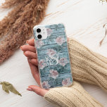 Capa Para iPhone 11 Monograma Floral Rosa Turquoise chique<br><div class="desc">Este design rústico apresenta um padrão floral cor-de-rosa vintage sobre um fundo de madeira de turquesa. Personalize-o com o seu monograma em letra decorativa branca angustiada.</div>