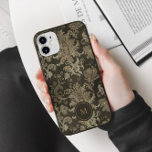 Capa Para iPhone 11 Monograma Personalizado Real Dourado Damask<br><div class="desc">Cor damasco real de folha de ouro falso sobre fundo preto com um monograma personalizado. Não hesite em entrar em contato conosco se tiver algum pedido especial para combinações de cores ou inscrições. Veja na nossa loja mais itens desta coleção.</div>