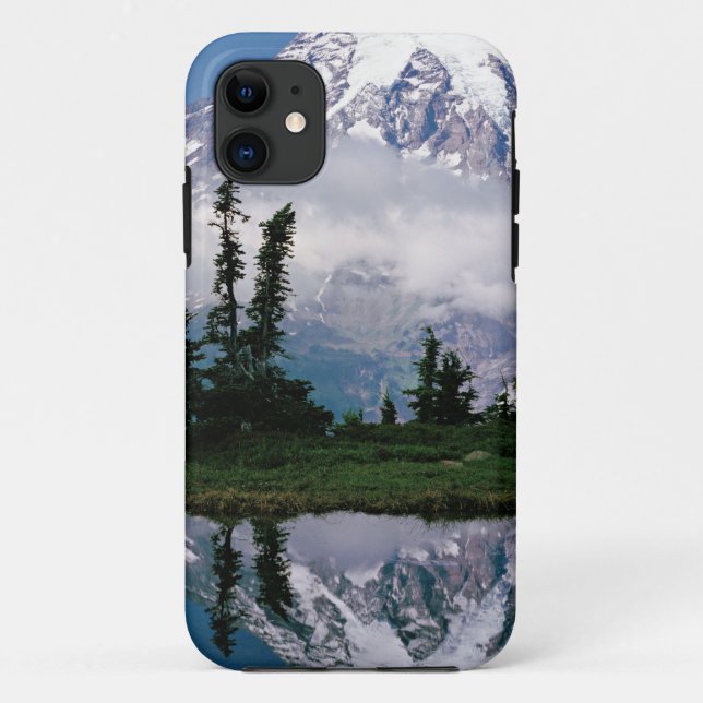 Capa Para iPhone 11 Monte Rainier, relectado numa montanha (Verso)