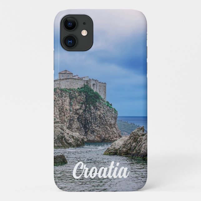 Capa Para iPhone 11 Muros de fortaleza, costa rochosa e mar na Croácia (Verso)