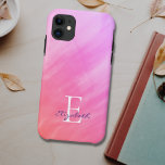 Capa Para iPhone 11 Nome Monograma Rosa<br><div class="desc">Esta capas de iphone de na moda é decorada com um design de lavagem a aquarela em tons de rosa. Facilmente personalizável com seu nome e monograma. Use a opção Personalizar Mais para alterar o tamanho,  o estilo ou a cor do texto,  se desejar.</div>