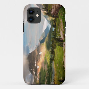 Capa Para iPhone 11 Nuvens que varrem através das montanhas