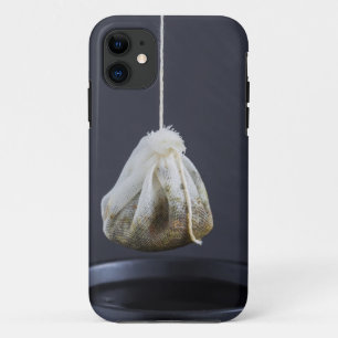 Capa Para iPhone 11 O saco de chá está pendurado em uma xícara