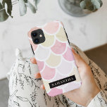 Capa Para iPhone 11 Padrão de Escala de Sereia de Pastel Watercolor co<br><div class="desc">Padrão de Escala de Sereia de Pastel Watercolor com Nome</div>
