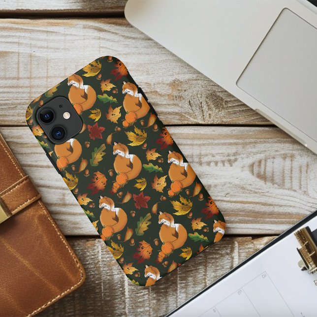 Capa Para iPhone 11 Padrão de folhas de outono da raposa vermelha bolo (Criador carregado)