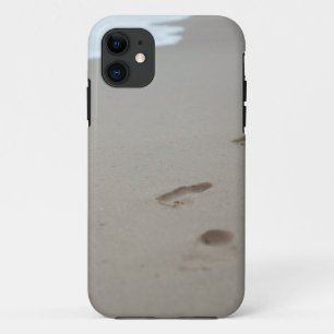 Capa Para iPhone 11 Pegadas em uma praia branca em Moçambique