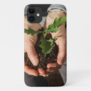 Capa Para iPhone 11 Pequeno carvalho nas mãos de uma mulher