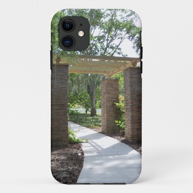 Capa Para iPhone 11 pérgola em um caminho (Verso)