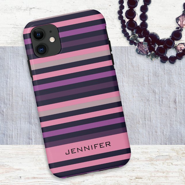 Capa Para iPhone 11 Personalizado Moderno Padrão de Listras Rosa Roxo (A purple and pink striped phone case, personalized with a name in contemporary capital lettering)
