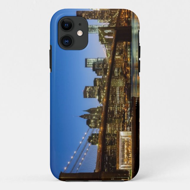 Capa Para iPhone 11 Ponte de Manhattan e de Brooklyn no crepúsculo (Verso)