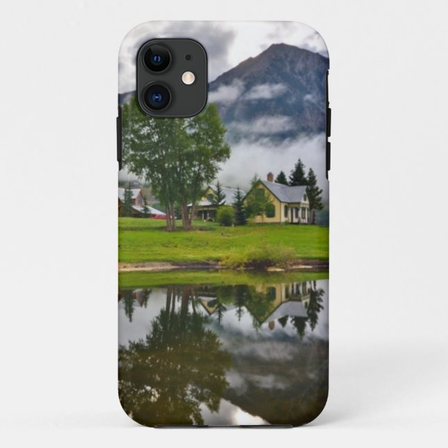 Capa Para iPhone 11 Pouca casa na névoa no lago (Verso)