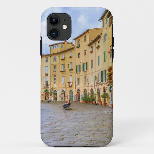 Capa Para iPhone 11 Praça Anfiteatro, cidade de Lucca, Italia (Verso)